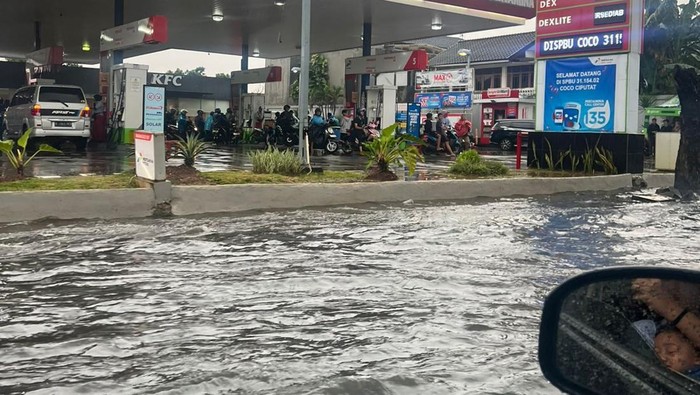 Hujan Deras, Jalan Raya di Ciputat Arah Pamulang Tergenang: Warga Rela Antri Lama demi Keselamatan