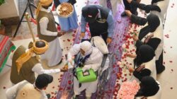 **Jemaah Haji RI Resmi Datang di Makkah, Sambutan Selawat dan Mawar Menyambut Kehadiran Mereka**