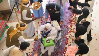 **Jemaah Haji RI Resmi Datang di Makkah, Sambutan Selawat dan Mawar Menyambut Kehadiran Mereka**