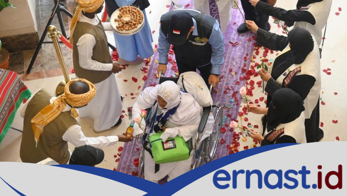 **Jemaah Haji RI Resmi Datang di Makkah, Sambutan Selawat dan Mawar Menyambut Kehadiran Mereka**