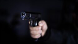 **Pria Cikarang dengan Pistol Mainan: Ancaman pada Suporter Lawan Viral di Media Sosial**