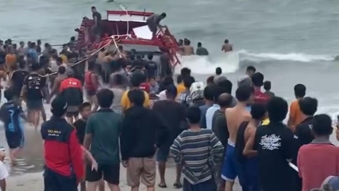 **Tragedi Kapal Wisata di Bengkulu: 7 Orang Tewas dalam Ombak Besar**