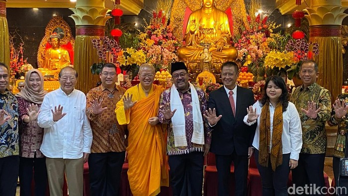 **Wagub Rano Karno Bagikan Kisah Lintas Agama di Hari Waisak**