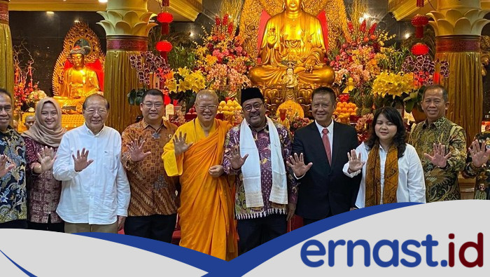 **Wagub Rano Karno Bagikan Kisah Lintas Agama di Hari Waisak**
