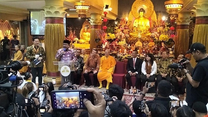 **Wagub Rano Karno Bersyukur, Perayaan Waisak di Jakarta Sukses Tanpa Hambatan!**