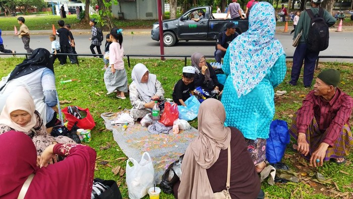 Cianjur's Haji-Bound Clerics Lead Group Trip to TMII Amid Waisak Break