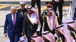 Trump Tiba di Arab Saudi, Disambut Langsung Pangeran Mohammed bin Salman: Apa yang Dipertaruhkan di Balik Pertemuan Ini?
