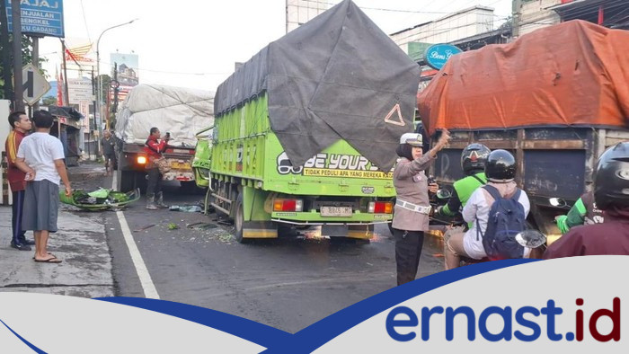 **Tragedi Jalanan: Tabrakan 2 Truk di Bogor, 1 Orang Dilarikan ke RS**