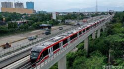 Viral Penumpang Menumpuk di Stasiun Harjamukti, LRT: Kendala Sistem Rem Bikin Ribut!