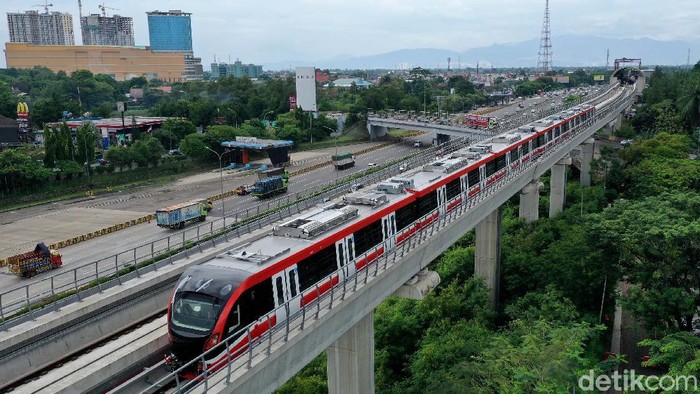 Viral Penumpang Menumpuk di Stasiun Harjamukti, LRT: Kendala Sistem Rem Bikin Ribut!