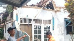 “Hujan Angin Menerjang Bogor, Rumah Warga Rusak, Sekeluarga Terpaksa Evakuasi”