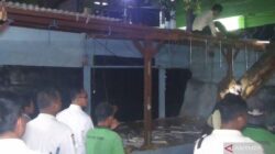 Polisi Bersama TNI dan Satpol PP Bongkar Posko Ormas, Tertibkan Preman di Pasar Kramat Jati