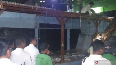 Polisi Bersama TNI dan Satpol PP Bongkar Posko Ormas, Tertibkan Preman di Pasar Kramat Jati
