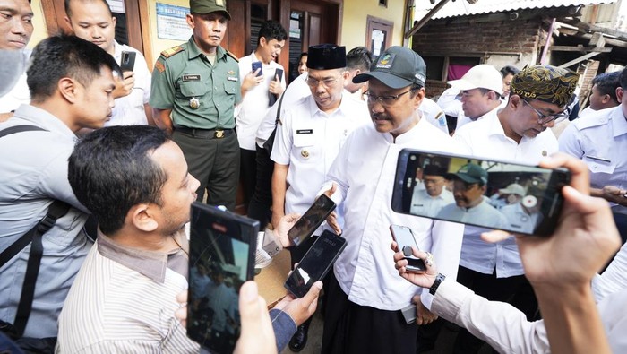**Mensos Gus Ipul Dikunjungi Calon Siswa Sekolah Rakyat yang Bacakan Puisi untuk Prabowo**