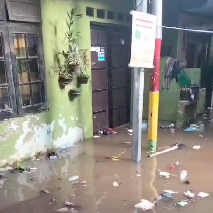 Ciliwung Meluap, Warga 5 RT di Kampung Melayu Jaktim Kebanjiran - Update 1