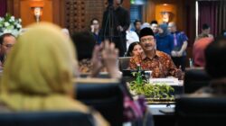 “Rakor Lintas Kementerian Bahas Sistem Rekrutmen Guru-Perlindungan Siswa Sekolah Rakyat: Solusi untuk Generasi Muda?”