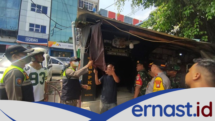 Petugas Gabungan Copot Atribut Ormas di Tambora, Cegah Konflik Sosial yang Meradang