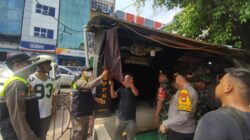 Petugas Gabungan Copot Atribut Ormas di Tambora, Cegah Konflik Sosial yang Meradang