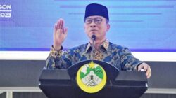 **Warga Serang Bersatu, Bersihkan Sampah Bareng Menteri Desa**
