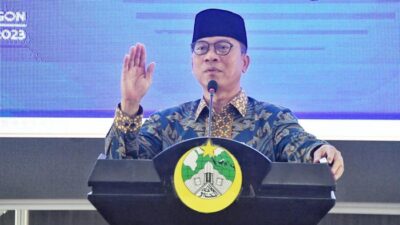 **Warga Serang Bersatu, Bersihkan Sampah Bareng Menteri Desa**