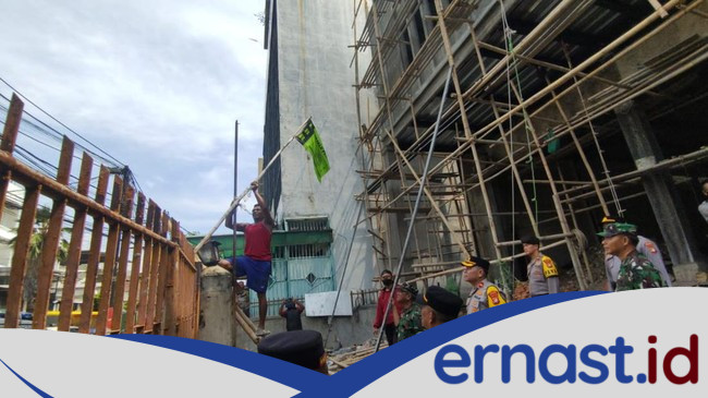 Ramai-Ramai, Warga Berantas Atribut Ormas di tengah Protes keras Masyarakat
