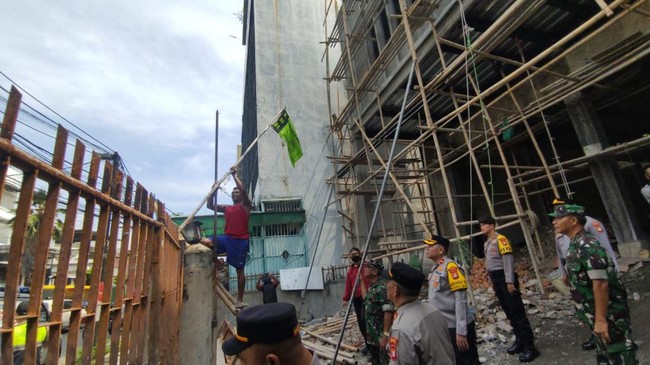 Dalam Negeri Dihinggapi Aksi Ramai-Ramai Berantas Atribut Ormas