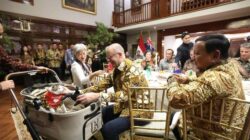 “Momen PM Australia Beri Kalung Syal ke Kucing Prabowo: Simbol Kedekatan Australia-Indonesia?”