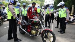 Polisi Tilang Motor Tanpa Pelat Belakang, Ternyata Nunggak Kredit: Pelanggaran yang Tak Terduga
