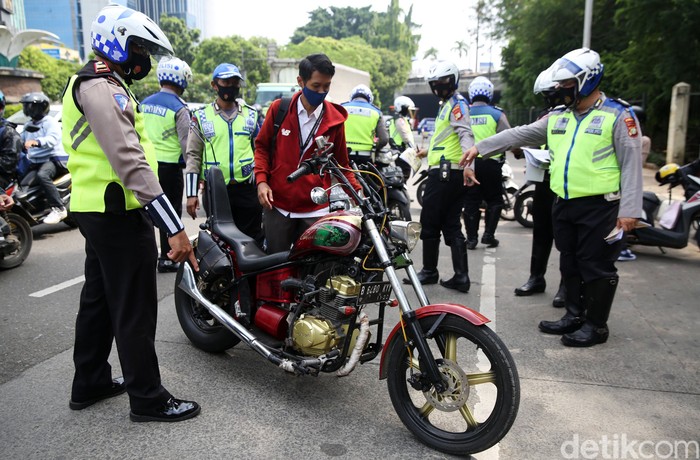 Polisi Tilang Motor Tanpa Pelat Belakang, Ternyata Nunggak Kredit: Pelanggaran yang Tak Terduga