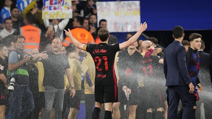[Flick, Mesin Penyemprot Air, dan Selebrasi Barca: Kemenangan 2-0 di Espanyol]
