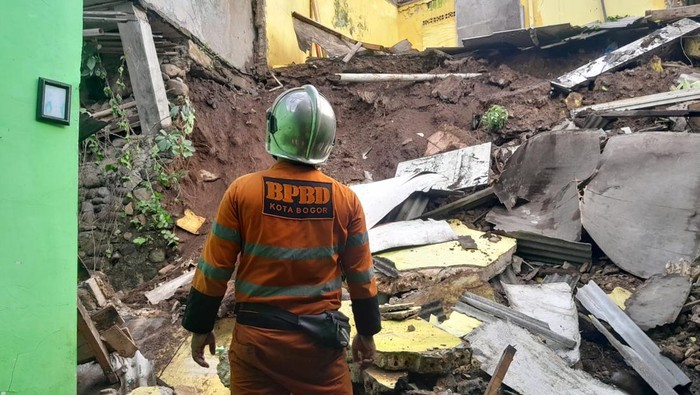 ABG Tabrak Reruntuhan Rumah di Bogor Saat Hujan Deras, Kondisi Kritis