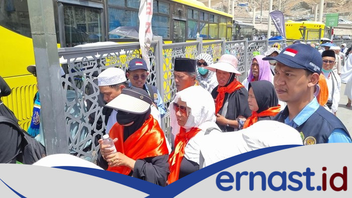 Petugas Haji sebagai Kompas: Bantu Jemaah Indonesia Usai Jumatan di Masjidil Haram