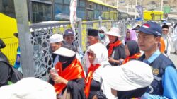 Petugas Haji sebagai Kompas: Bantu Jemaah Indonesia Usai Jumatan di Masjidil Haram