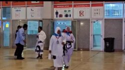 Sujud Syukur dan Senyum Jemaah Haji RI Gelombang 2 Saat Tiba di Jeddah: Emosi Murni dalam Perjalanan Iman.