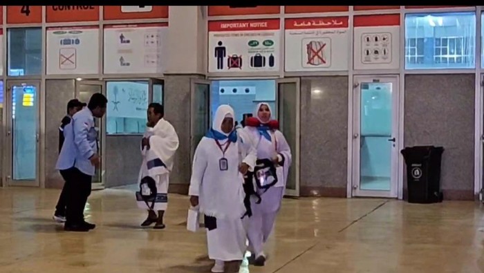 Sujud Syukur dan Senyum Jemaah Haji RI Gelombang 2 Saat Tiba di Jeddah: Emosi Murni dalam Perjalanan Iman.