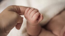 **Bayi Perempuan Ditemukan di Kebun Cilegon, Warga dan Polisi Bereaksi Cepat**