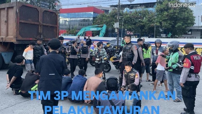 Polisi Sita 10 Pemuda Tawuran di Jakut, Celurit hingga Molotov Jadi Bukti