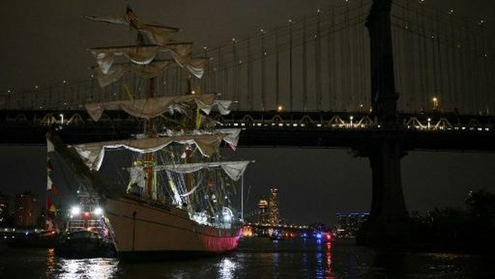 Kapal Angkatan Laut Meksiko Tabrak Jembatan Brooklyn, 22 Orang Luka dalam Insiden Mengejutkan!
