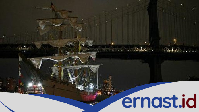 Kapal Angkatan Laut Meksiko Tabrak Jembatan Brooklyn, 22 Orang Luka, Kebahagiaan di New York Hancur dalam Sekejap!
