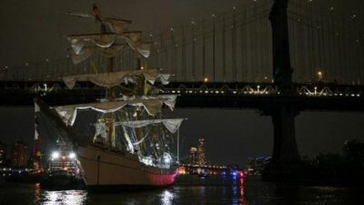 Kapal Angkatan Laut Meksiko Tabrak Jembatan Brooklyn, Tragedi Maut 2 Orang