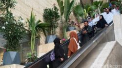 “Eskalator Viral: Jemaah Haji Saksikan Keindahan Masjidil Haram dari Atas”