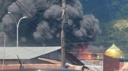 Pabrik Karet di Padang Terbakar, Asap Hitam Memenuhi Langit