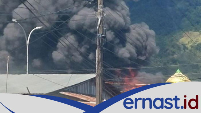 Pabrik Karet di Padang Terbakar, Asap Hitam Memenuhi Langit
