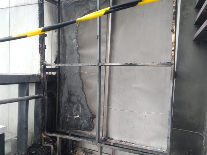 Papan Iklan di Mal Tangsel Terbakar karena Puntung Rokok, Petugas Peringatkan Risiko kebakaran