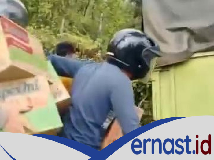 [Viral Warga Jarah Mi Instan dari Truk yang Kecelakaan di Sumsel, Sopir Kabur]