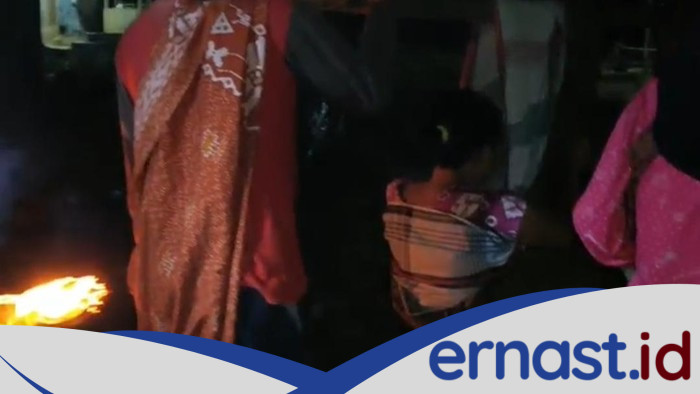 Jalan Rusak Parah di Pandeglang, Ibu Harus Ditandu 1 Km Usai Melahirkan