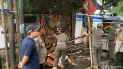 Petugas Gabungan Bongkar Posko PP Ilegal di Jaksel, Jukir Liar Terang-terangan Beraksi!