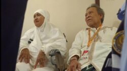 Syukur Pasangan Lansia Naik Haji Bersama: Jemaah-Petugas Membantu, Baik Semua!