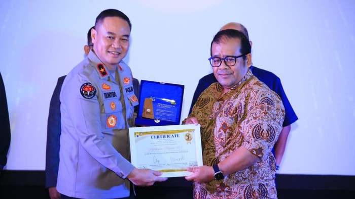 Divisi Humas Polri Raih Penghargaan Keterbukaan Informasi Berdampak-Adaptif - Update 1