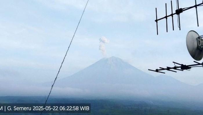 Gunung Semeru Erupsi Lagi, Tinggi Letusan 700 Meter Pagi Ini - Update 1